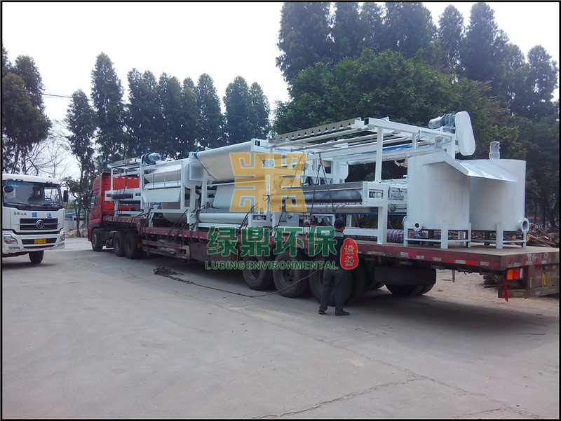 帶式壓濾機(jī)發(fā)往鉆井廢棄泥漿破膠處理工程 4